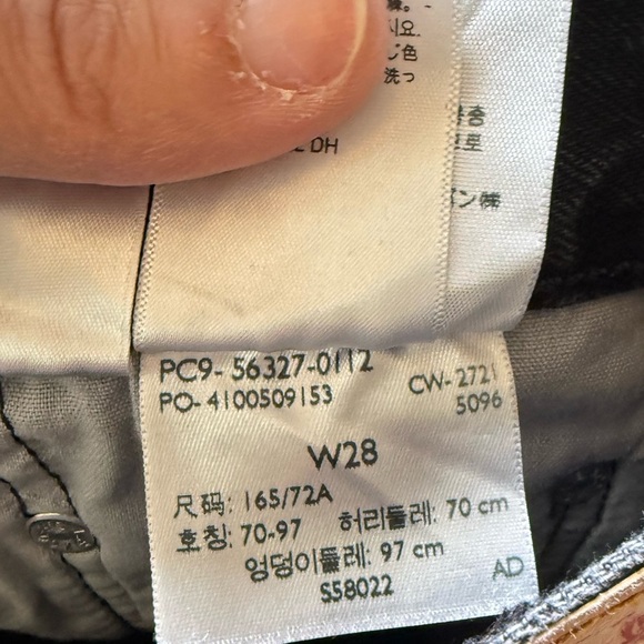 Levi’s black denim cut off shorts size 28 in excellent like-new condition - Picture 5 of 5